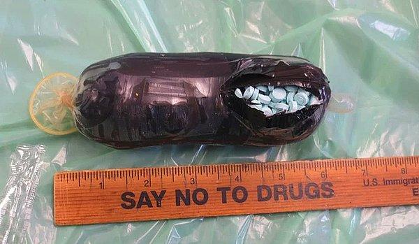 ABD Gümrük ve Sınır Güvenliği ekipleri tarafından yakalanan kadının uyuşturucu maddeyi kondomun içine gizlediği ortaya çıktı.