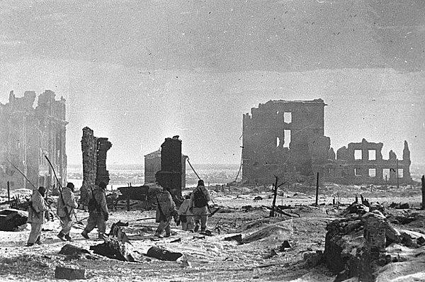 2. "Stalingrad Muharebesi bölüklerinden 13. Poltava Muhafızları Tüfek Bölümü, savaşın ilk gününde %30 oranında ölüm yaşadı...