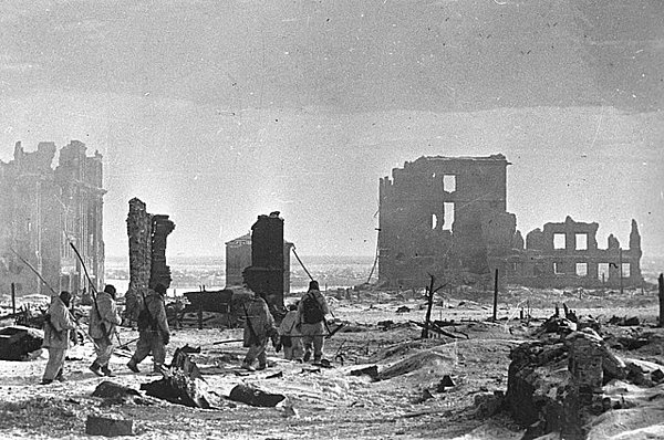 2. "Stalingrad Muharebesi bölüklerinden 13. Poltava Muhafızları Tüfek Bölümü, savaşın ilk gününde %30 oranında ölüm yaşadı...