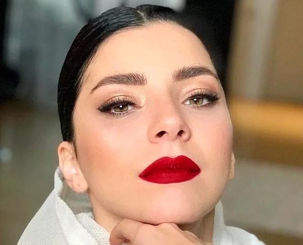 Merve Boluğur'dan Buz Gibi Havada Askılı Bluzuyla "Karda Güneşleniyorum" Pozu!