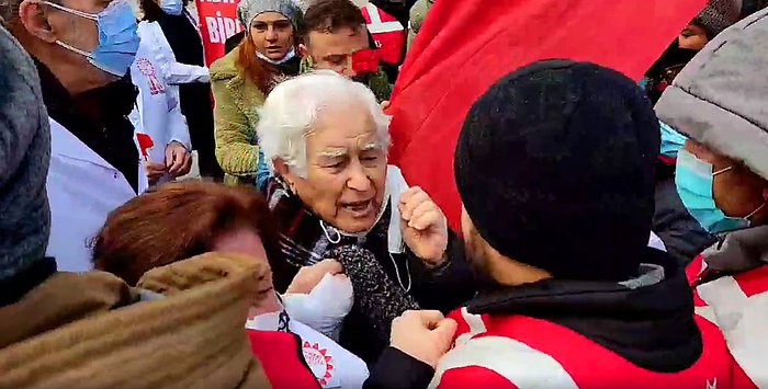 14 Mart Tıp Bayramı'nda Taksim Cumhuriyet Anıtı'na Çelenk Bırakmak İsteyen 80 Yaşındaki Doktor Darp Edildi