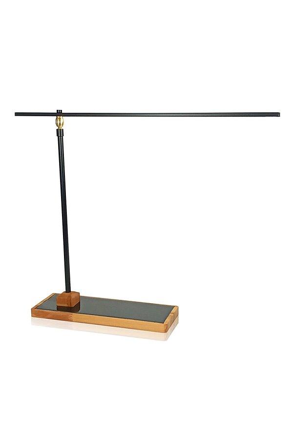 14. Minimalist tasarıma sahip bir masa lambası.