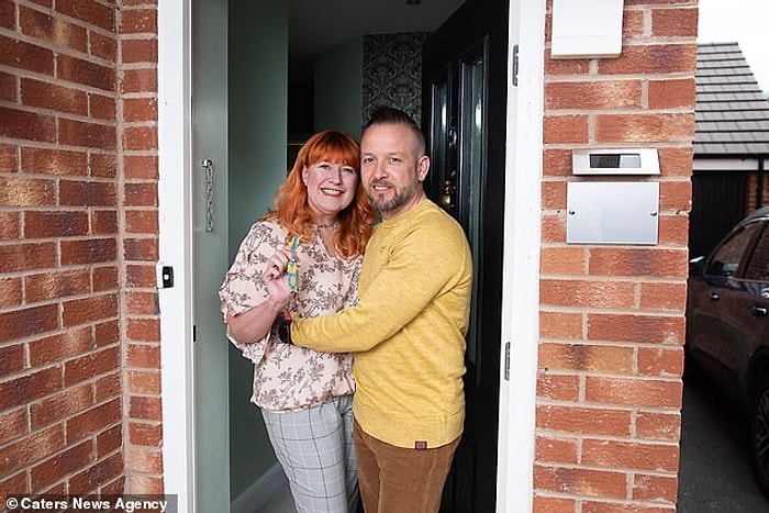 Жена, которая переехала к мужу после 20 лет раздельного проживания, признается, что удивлена тем, что его причуды ее не беспокоят (но они все еще спят в разных кроватях!)