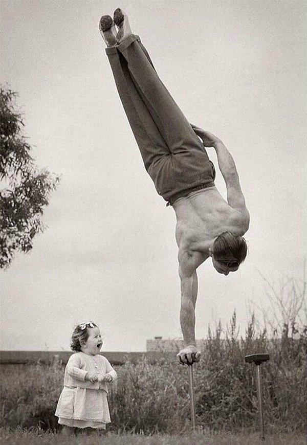 7. 1940'lı yılların Avustralya'sında bir baba, kızına yeteneklerini sergiliyor.