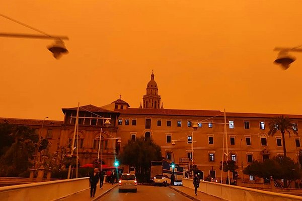 Bu kadar yoğunlukta toz bulutunun İberya Yarımadası'nda çok nadir görüldüğünü, tarihi bir olayın yaşandığını dile getirdiler.