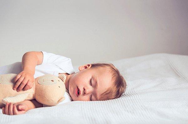 Nasıl sağlayacağız bebeğimizin uyumasını diye düşünürken konu uyku eğitimine geldi haliyle. Ama neymiş bu uyku eğitimi, bebeğe gerçekten faydası var mı?