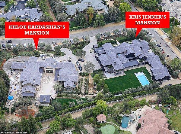 Kris Jenner, geçtiğimiz yıl kızı Khloé Kardashian'la birlikte Kim Kardashian ve Kylie Jenner'a yakın olabilmek için yeni malikanelere taşınmıştı.