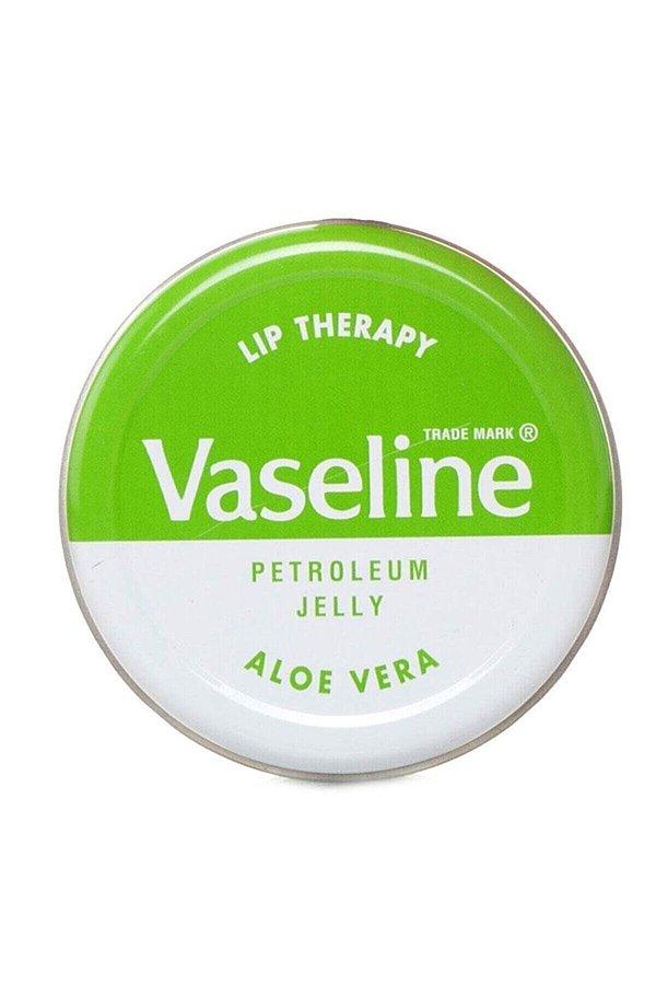 2. Vaseline'in aloe vera içerikli dudak bakım kremi, soğuktan çatlayan dudaklar için en iyi çözümü sunan ürünlerden biri.