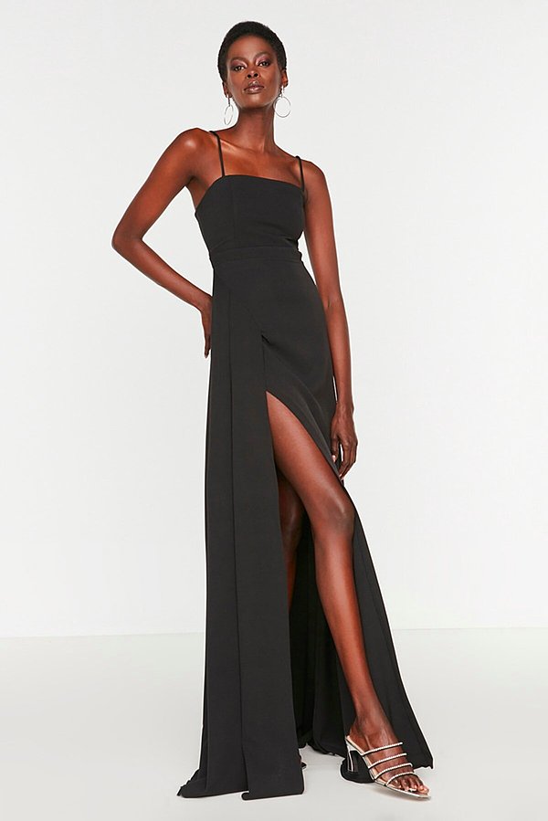 17. Yırtmaç detaylı siyah elbise, en beğendiğim modellerden biri...