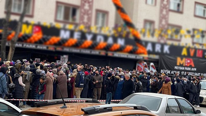 Ankara'da Yeni Açılan AVM'nin Uygun Fiyatlı Satışlarını Duyan Yüzlerce Vatandaş İzdihama Neden Oldu