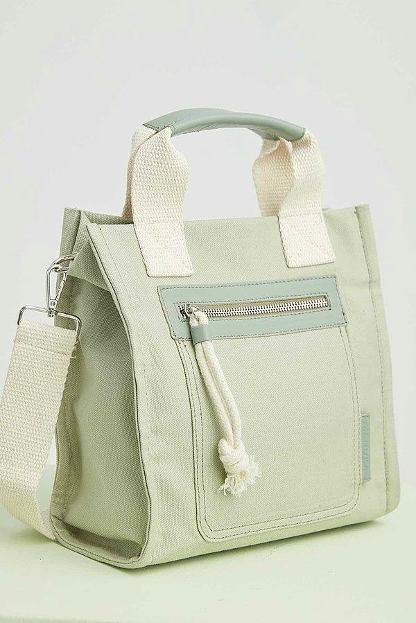 4. Mint rengi deri detaylı tote çanta hem renk hem model itibariyle en tarz seçeneklerden biri.