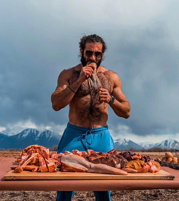 31 yaşındaki Wolverine lakaplı adam, bir oturuşta tabak tabak çiğ et yiyor.