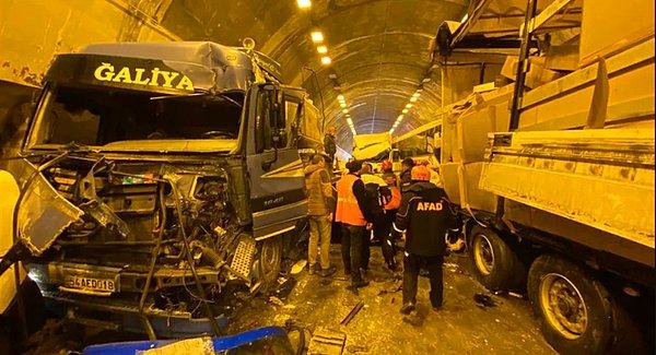 1. Bolu Dağı TEM Otoyolu geçişinde tünel içerisinde meydana gelen zincirleme trafik kazasında çok sayıda araç çarpıştı. İstanbul istikameti ulaşıma kapandı.