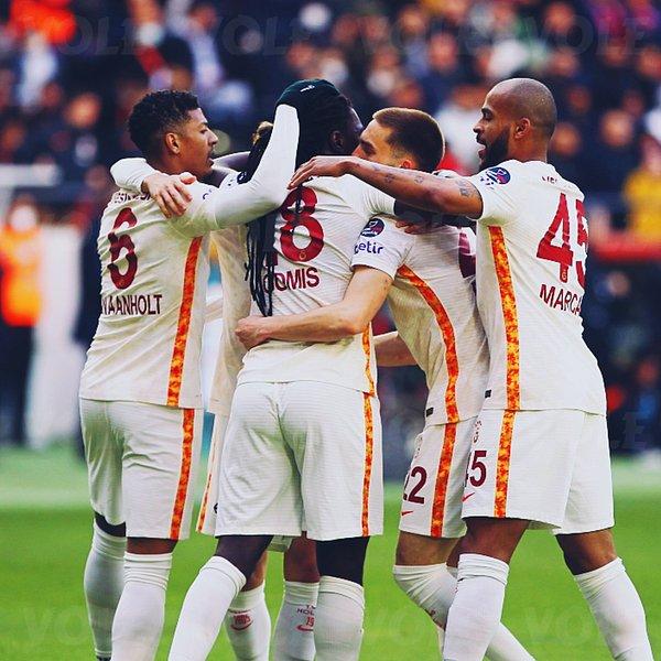 Kerem Aktürkoğlu'nun sihir yaparak attığı çalımın ardından ceza sahasında topla buluşan Gomis, dakika 34'te Galatasaray'ı 1-0 öne geçirdi.
