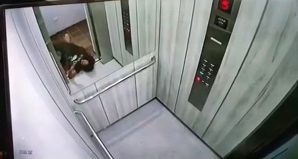 Kolombiya'nın Cucuta şehrinde yaşandığı belirtilen olayda, kadın birlikte yaşadığı köpek tarafından asansörde saldırıya uğradığı sırada kanlar içinde kaldığı görülüyor.