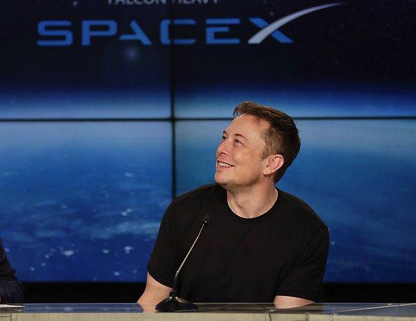 Dünyanın en zengin iş insanının Twitter açıklamalarını sık sık haberlerimize konu etsek de, Elon Musk dünyanın en büyük elektrikli otomobil üreticisi Tesla ve uzay konusunda başarılı işlere imza atan SpaceX şirketinin başındaki isim.