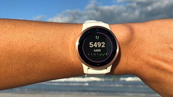 iOS ve Android uyumluluğunun yanı sıra uzun pil ömrü sunan Garmin Vivoactive 4