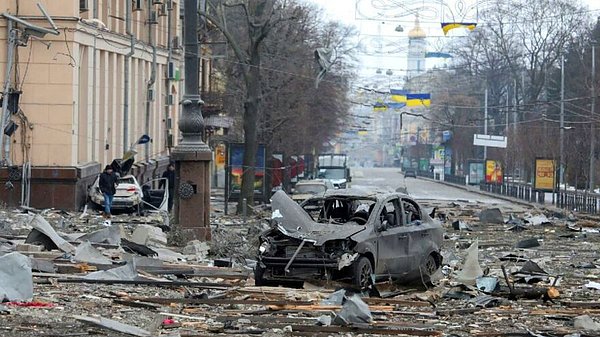 Rus ordusu, Rusya-Ukrayna sınırından 30 kilometre uzaktaki Harkov şehrini üç haftadan uzun süredir bombalıyor.
