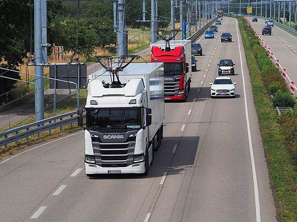 16. Almanya'da dizel kamyonların kirliliğini azaltmak için elektrikli otoyollar yapıldı .