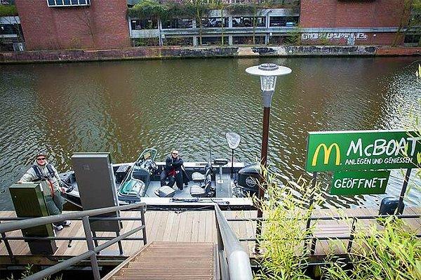 28. Hamburg'da bulunan bu McDonald's'a sadece feribotlarla gidiliyor.