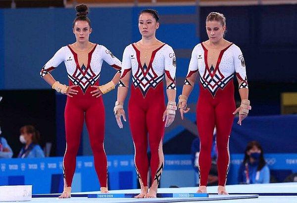 35. Olimpiyatlara katılan Alman jimnastikçiler kadınların cinselleştirilmesini protesto etmek için bu kıyafetleri tercih etmişler.