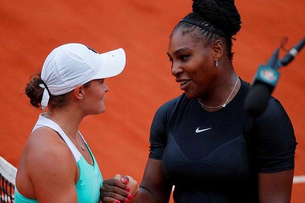 Ashleigh Barty, kortlara efsane tenisçi Serena Williams'ın çağrısıyla dönmüştü.