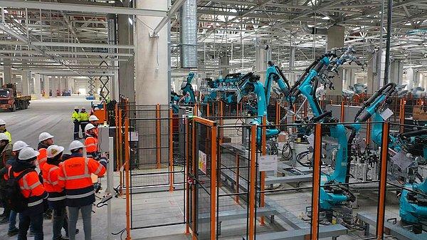 4. Yerli elektrikli otomobil Togg'un Bursa'daki Gemlik tesislerinin Temmuz 2020'de başlanan inşa çalışmalarında sona yaklaşılıyor. Fabrikada son durum Togg'un sosyal medya hesaplarındaki video ile paylaşılırken, öte yandan gövde bölümüne yerleştirilen 160 robot da parçasız provalara başladı.