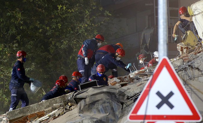 İzmir Depreminde Çocuğunun Öldüğü Enkazı Gösteren Anneye Mahkemeden 'Şov Yapmayın' Karşılığı...