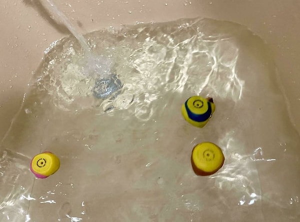 10. Резиновые уточки, которые плавают вверх ногами