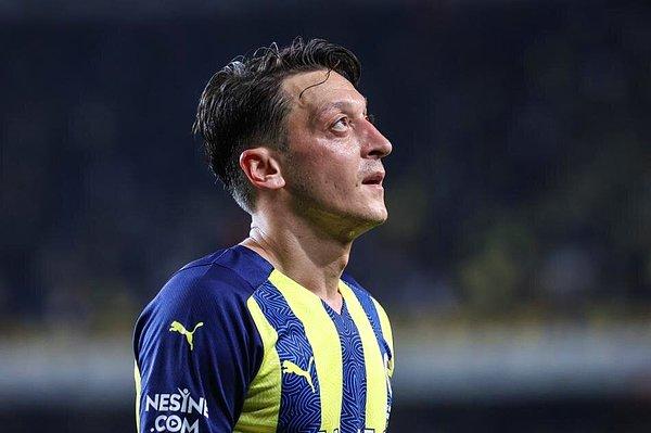 Konyaspor maçına ilk 11'de başlayan Özil, devrede çıkacağını öğrenince soyunma odasında kramponalarını çıkartıp fırlatıyor ve Almanca bağırarak tepkisini dile getiriyor.