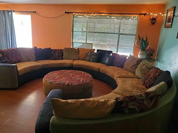 3. "Моя самая большая покупка на Facebook на сегодняшний день. 300 долларов. Достаточно ли у меня друзей, чтобы заполнить ее? Нет. Мои собаки относятся к ней как к гоночной трассе, безусловно"