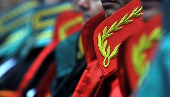 Defalarca Boşanma Davası Açtığı Eşinden Boşanamayan Adam Şansını Sahte Savcı Kılığına Girerek Denedi