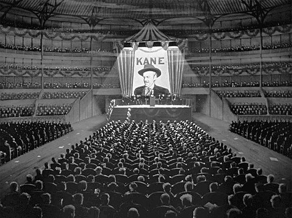 16. Citizen Kane'de, Kane'in konuşmasını dinleyenler aslında hareketsiz bir fotoğraf ama fotoğrafta delikler açılarak arkasına değişen bir ışık koyuldu, böylece fotoğrafta hareketli yanılsamalar yaratıldı.