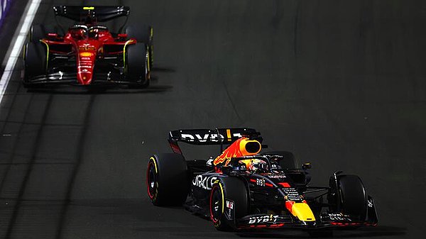 Verstappen, Cidde'de 50 tur üzerinden yapılan ve 4. sıradan başladığı yarışta galibiyeti kucaklarken Charles Leclerc yarışı ikinci olarak bitirdi.