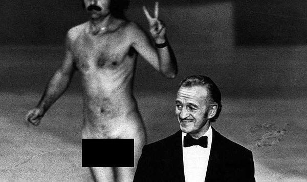 23. 1974 yılında düzenlenen Oscar töreninde Robert Opel isimli bir adam barış işareti yaparak sahnede belirmişti.