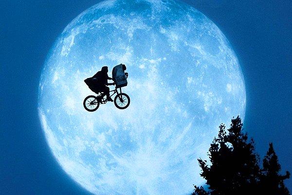 E.T.: uçan bisiklet sahnesi