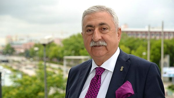 Sosyal medyadan günler öncesinde indirim çağrısında bulunan Türkiye Esnaf ve Sanatkârlar Konfederasyonu (TESK) Başkanı Bendevi Palandöken de olumlu bulduğu düzenleme için teşekkür etti.