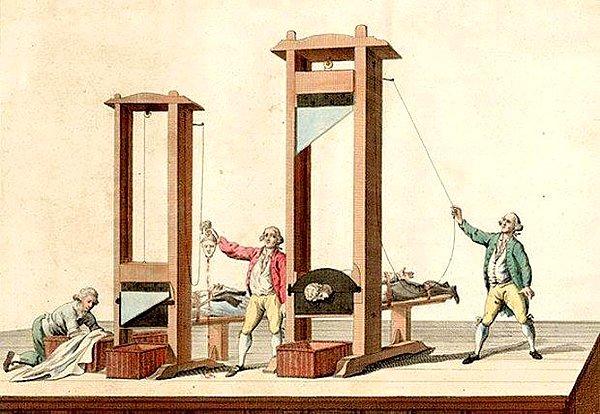 İdam cezasına çarptırılanların başını kesmek için kullanılan bir düzenek olan giyotin, ilk olarak 1792’de Fransa’da kullanılmıştı.