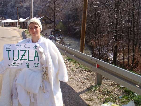 Bugün Türkiye'de neler oldu? Bir aktivist olan Pippa Bacca, 8 Mart 2008'de Milano'dan başladığı "Barış Gelini" adlı yolculuğunda 5. ülke olarak Türkiye'ye gelir. Ancak ne yazık ki 31 Mart'ta Murat Karataş adlı tır şoförü tarafından kaçırılıp tecavüze uğrar ve öldürülür.