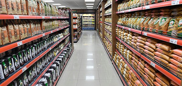 Marketlerde 5 litrelik ayçiçeği yağı en az 180 liralık fiyatla satılıyor. TÜİK sepetinde bu fiyat geçen yıl mart ayında 1 litresi 17,50'de 87,5 olarak gözüküyor.