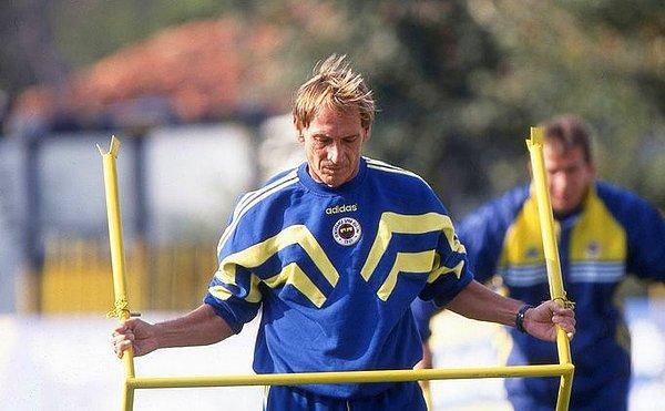 Zdeněk Zeman yönetimindeki Fenerbahçe, 1999-2000 sezonunu 4. bitirecekti. 1 Nisan günü ise Antalyaspor karşısına çıkan Fenerbahçe'de taraftarlar Galatasaray için pankart açtı.