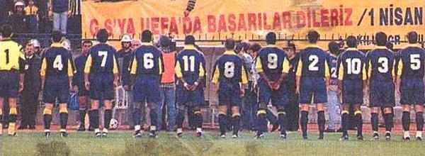 O pankartta Galatasaray'a UEFA Kupası'nda başarı dileniyordu fakat sarı lacivert yazan kısımda '1 Nisan' notu eklenmişti.