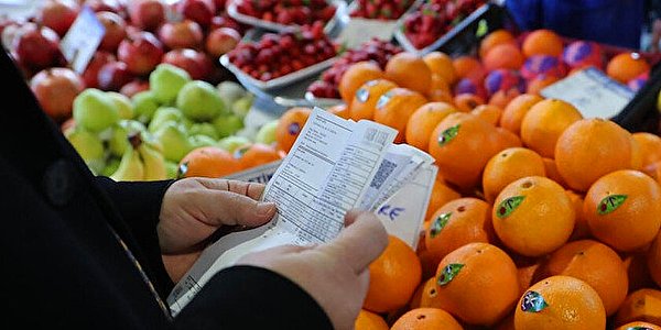 Dünyanın büyük bir gıda krizinin eşiğinde olduğuna dikkat çeken Bayraktar, üretici fiyatlarında düşüş olmadan fiyatlarda çekilme olamayacağını da belirtti.