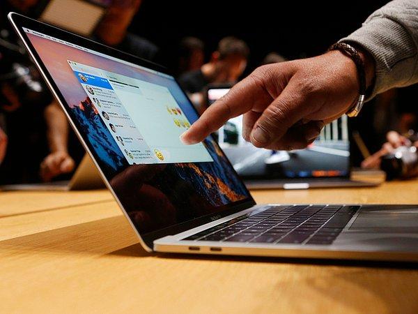 Sızdırılan bilgilere göre Apple, 2026'da MacBook Pro modellerine ilk kez dokunmatik ekran teknolojisini de sunmayı planlıyor ve bu teknolojinin sonraki yıllarda MacBook Air serisine de eklenmesi bekleniyor.