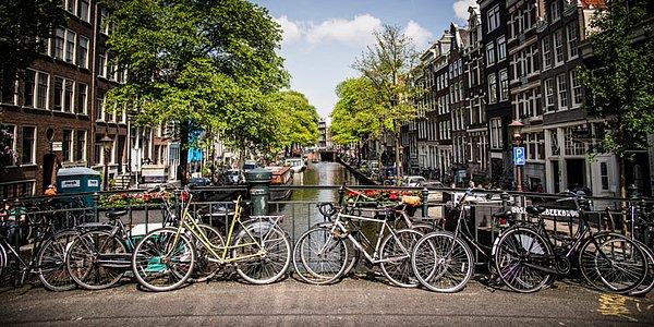 17. "Amsterdam'da herkesin bisiklet sürmesine şok olmuştum. Hayatımda bu kadar bisikleti bir arada görmedim. Bisiklet hırsızlığı diye bir suç var."