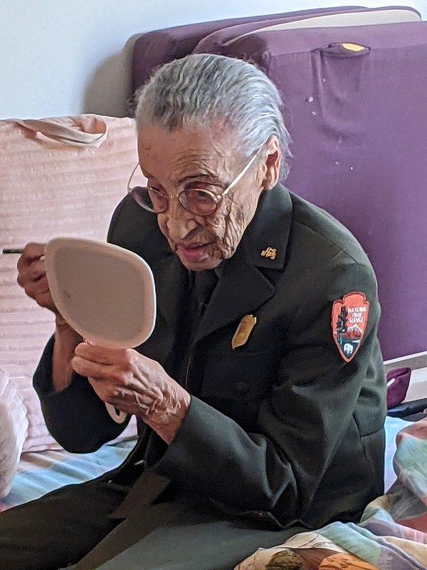 100 yaşındaki Soskin, ziyaretçilere II. Dünya Savaşı ile ilgili kendi kişisel deneyimlerini ve Afrikalı Amerikalıların hikayelerini anlatıyordu.