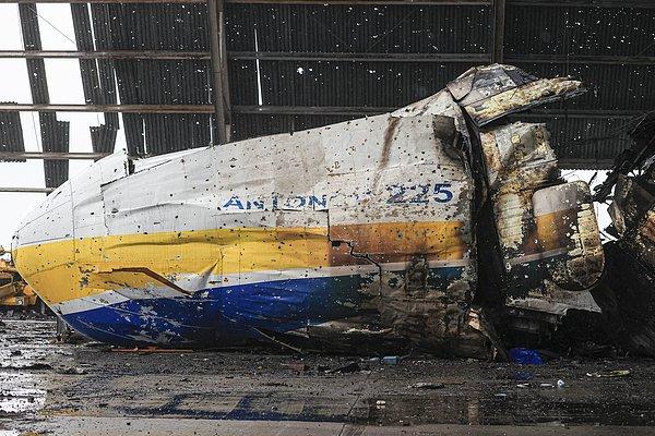 2. Rusya ve Ukrayna arasındaki savaşın ilk günlerinde Rus güçlerinin düzenlediği hava saldırıları sonucu ağır hasar alarak kullanılamaz hale gelen 'havacılık efsanesi' Antonov AN-225'in enkazı yakından görüntülendi...