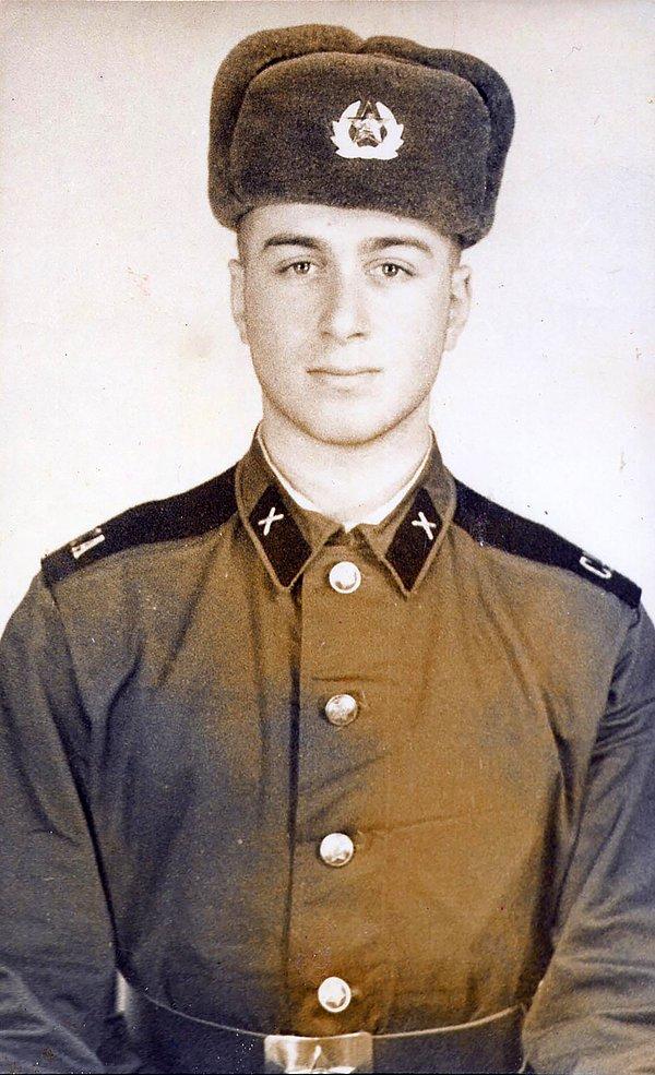 Abramovich, 16 yaşında okulu bıraktı, tamirci olarak çalıştı ve Kızıl Ordu'da görev yaptı.
