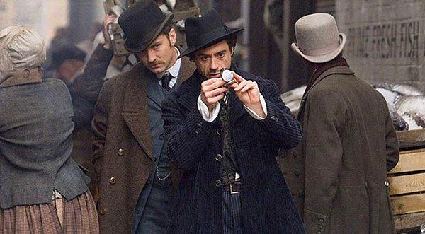 Jude Law ile beraber 2009 yapımı Sherlock Holmes ve 2011 yapımı Sherlock Holmes: Gölge Oyunları'nda başrol oynayan Downey Jr., iki yeni Sherlock Holmes dizisinin yolda olduğunu açıkladı.