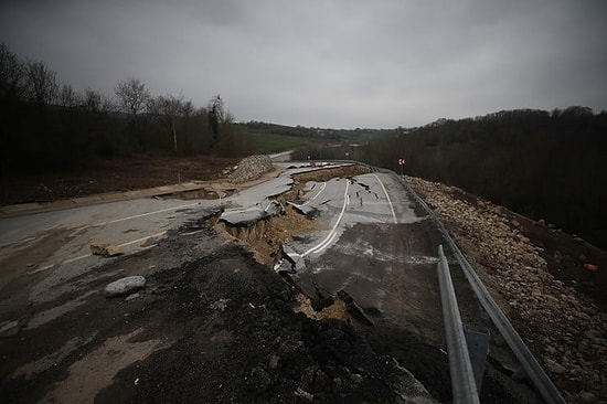 Karadeniz Sahil Yolu'ndaki Felaketler Devam Ediyor: Heyelan Nedeniyle Yolda Büyük Çöküntü Oluştu...